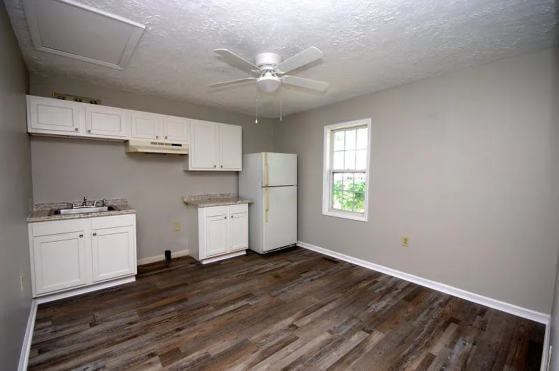 Studio, 420 sqft, $890 — Photo 2