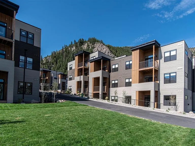6 West Apartments — Photo 12