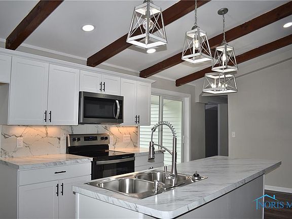 3rd image of 3020 W Lincolnshire Blvd