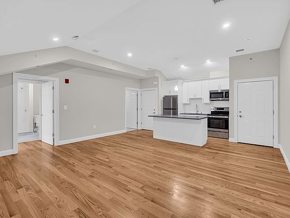 Vacant 17' x 14' living and dining area.