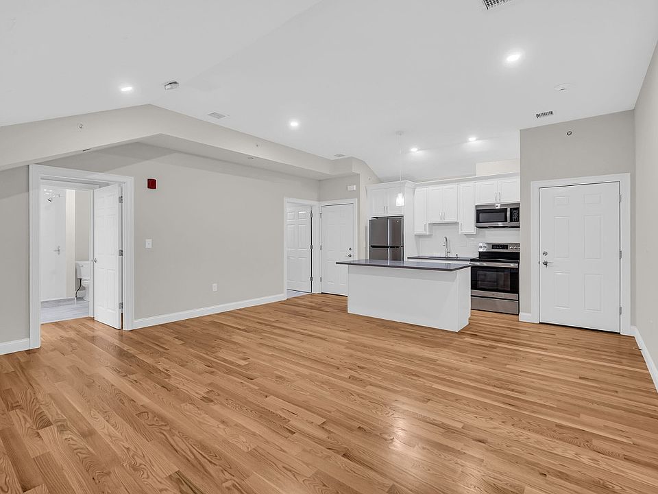 Vacant 17' x 14' living and dining area.