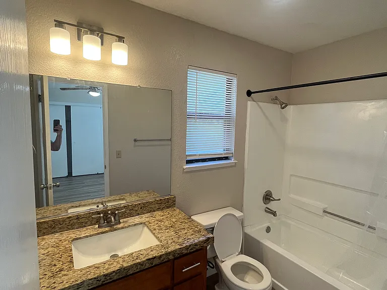 Maseter Bedroom Full Bathroom