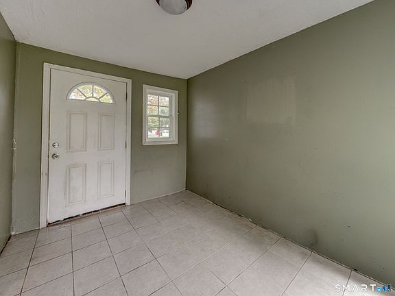 4th image of 10 Meadowlark Road
