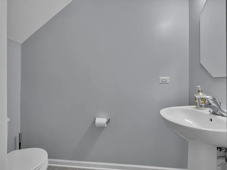 404 Belvedere Ln — Photo 2