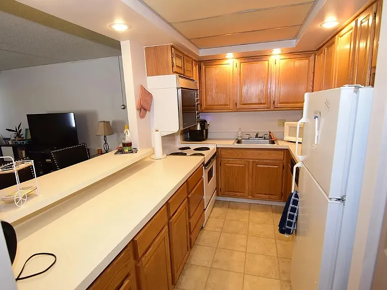 806 Stratford Dr #14 — Photo 2