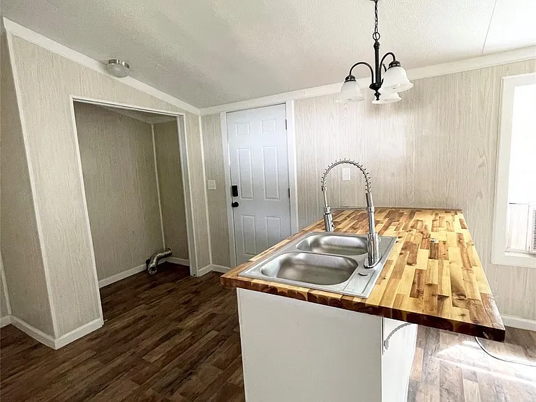 433 Capricorn Dr — Photo 10