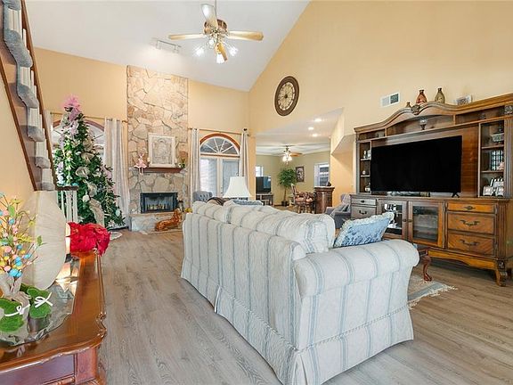 4th image of 3924 Lake Arrowhead Dr