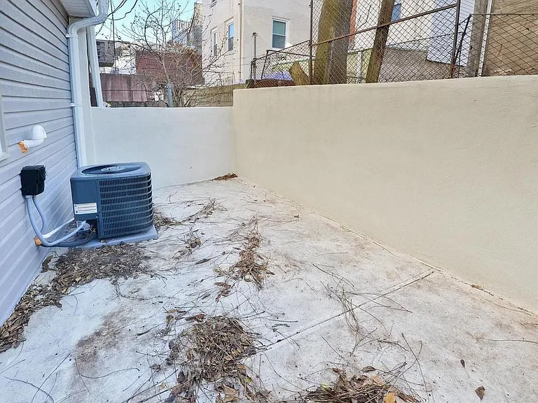 1114 Hall St — Photo 9