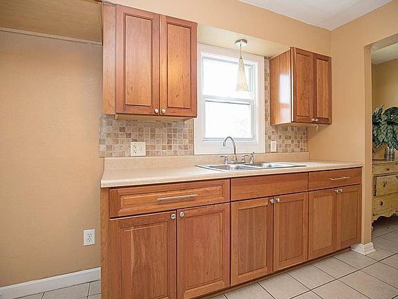5th image of 704 E Judson Ave