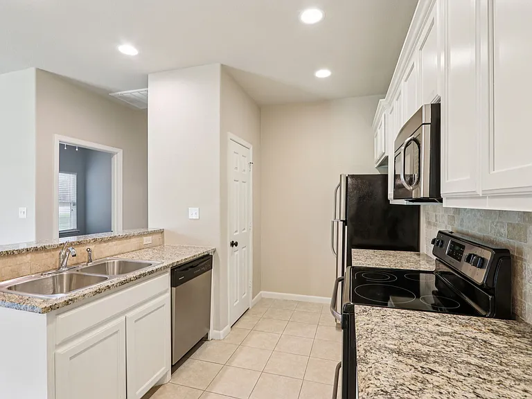 B2 - DUPLEX - 2BD, 2BA - 1054SF - Kitchen