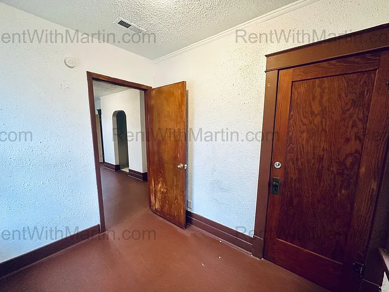 820 W 2nd St — Photo 16