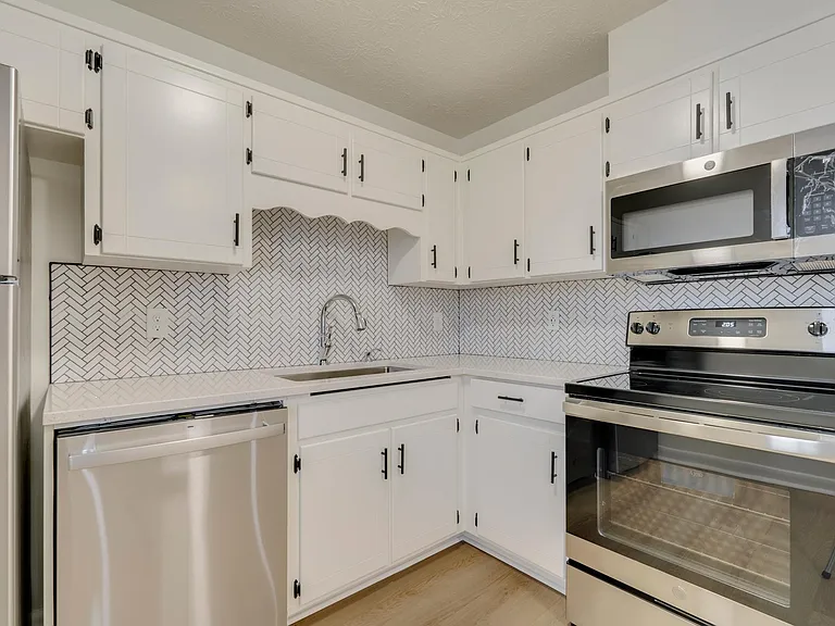 506 Morton Ave — Photo 4
