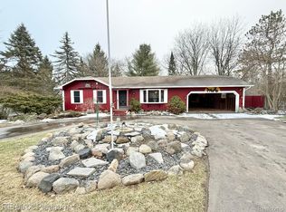 3101 Sands Ct, Milford, MI 48380