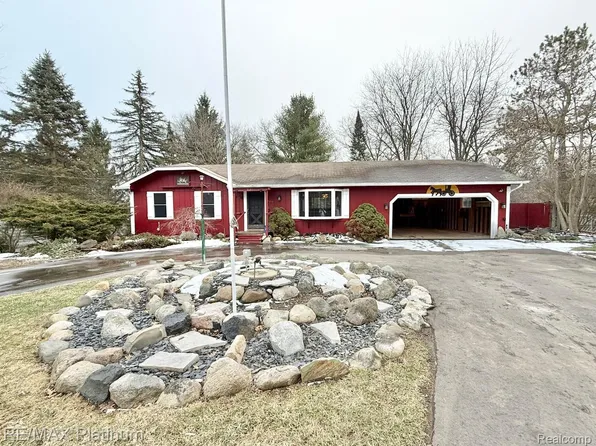 3101 Sands Ct, Milford, MI 48380