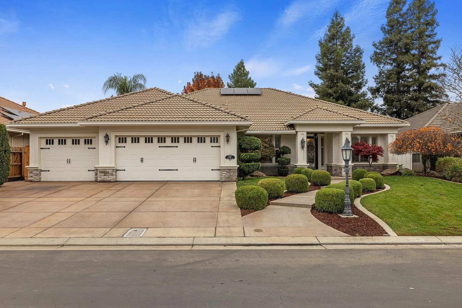 2067 Robin Hood Ln photo 1