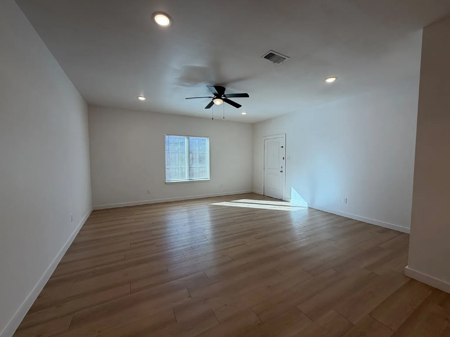 3 bed, 3.0 bath, 1527 sqft, $1,499 — Photo 3