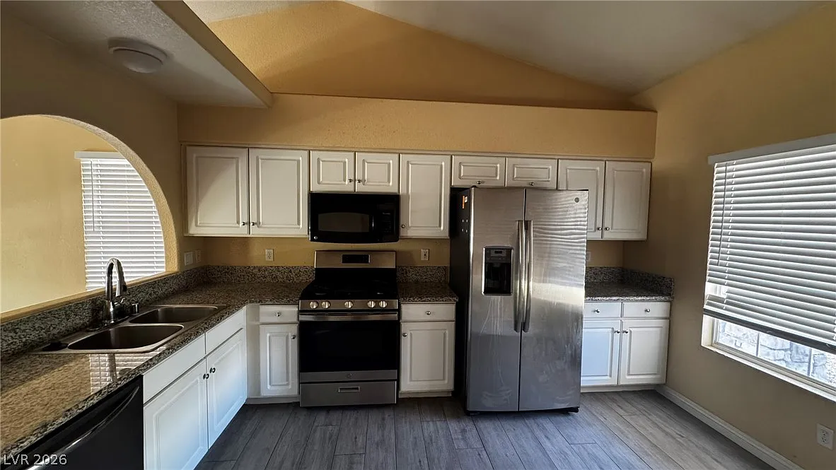 3 bed, 2.0 bath, 1266 sqft, $2,098 — Photo 2