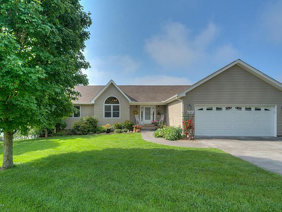 3rd image of 1303 Maplewood Ln
