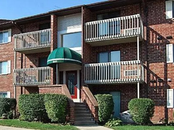 860 N Lakeside Dr, Vernon Hills, IL