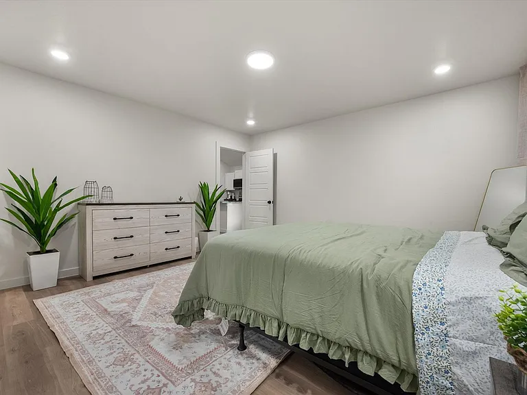 2509 Kenwood Ave — Photo 24