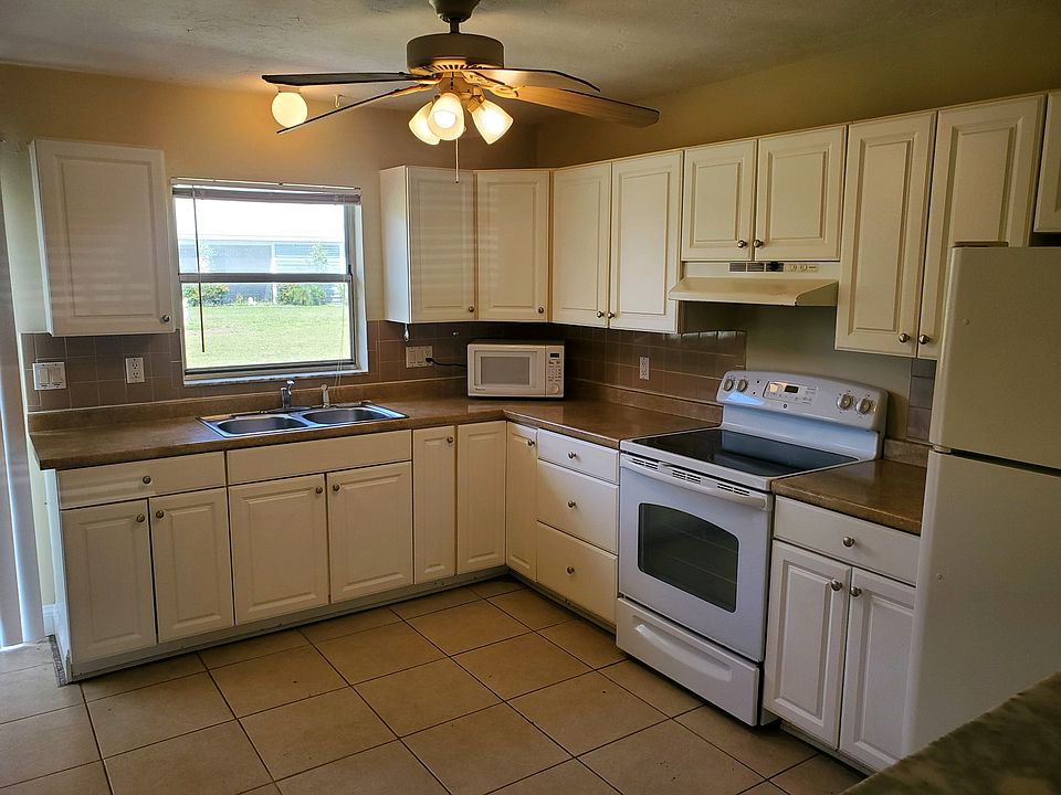 1st image of 915 SE 14th Ter