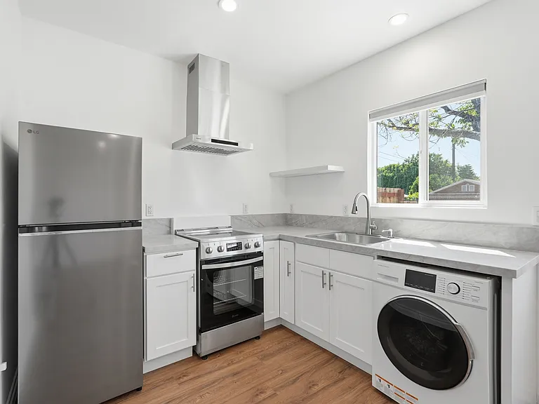 8155 Genesta Ave — Photo 6