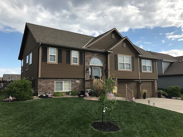 1st image of 810 NW Poplar Ct