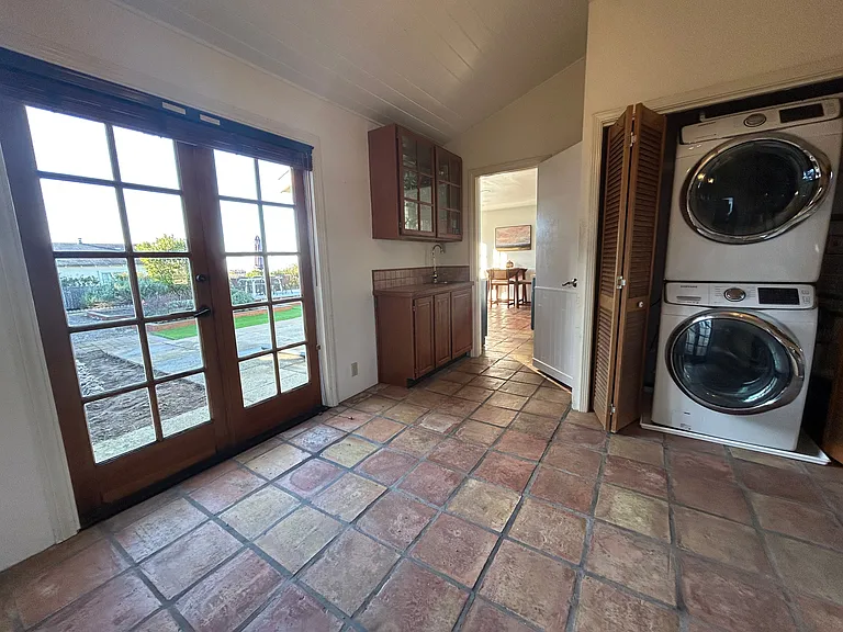 Laundry room to kitchen