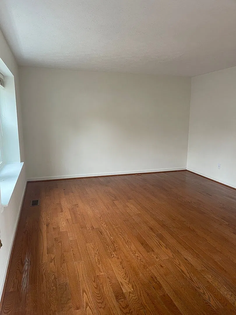 3 Level Townhouse With Wood Floor On All 3 Levlel — Photo 3