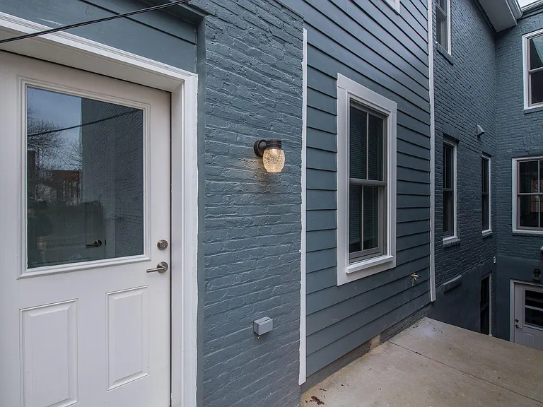229 E St NE #1 — Photo 20