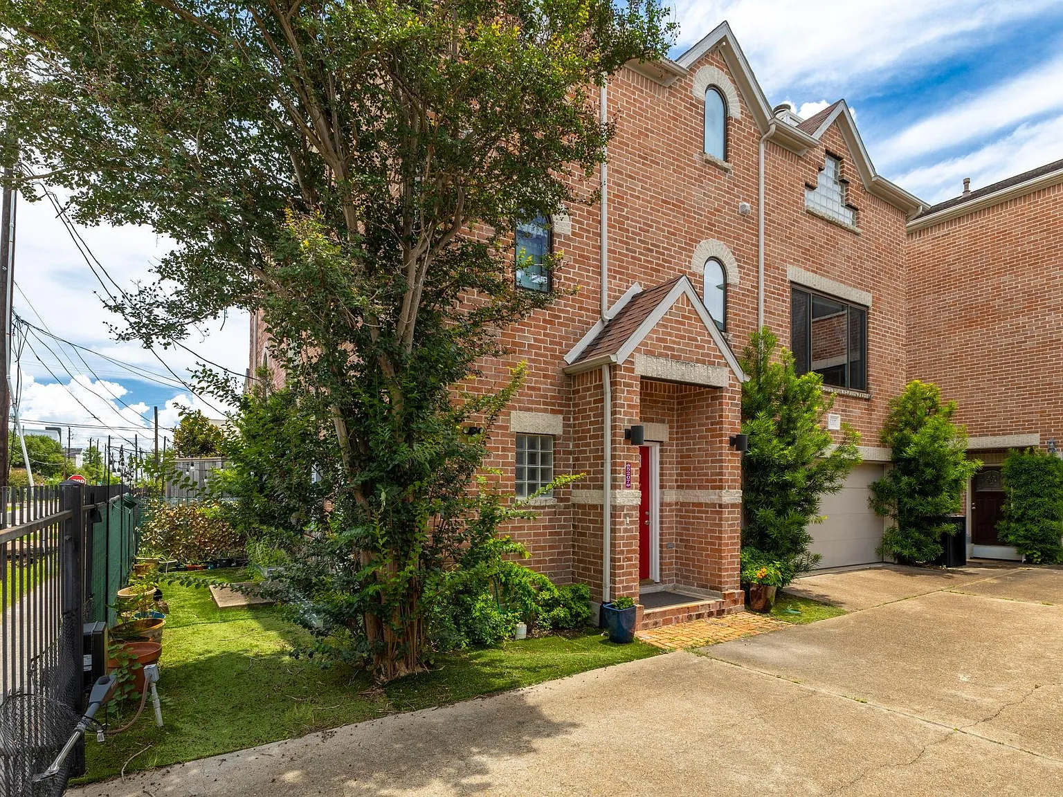 3 bed, 2.5 bath, 2139 sqft, $3,150 — Photo 2
