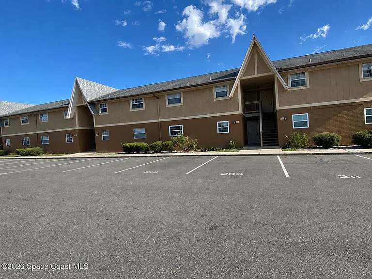 207 Bristol Ln #207 — Photo 2