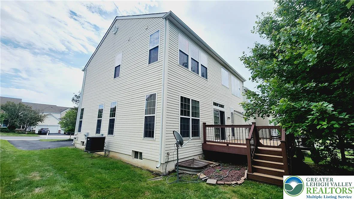 3 bed, 2.5 bath, 2420 sqft, $2,900 — Photo 3