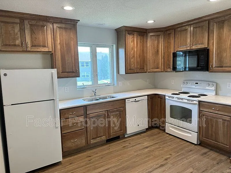 5 bed, 2.0 bath, 1536 sqft, $2,895 — Photo 2
