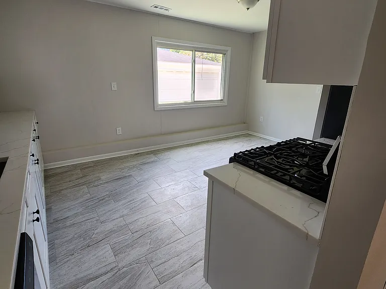 4301 Greenbrier Ln — Photo 10