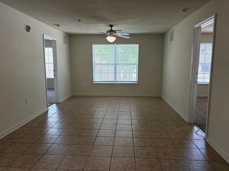 3 bed, 3.0 bath, 1264 sqft, $1,200 — Photo 2