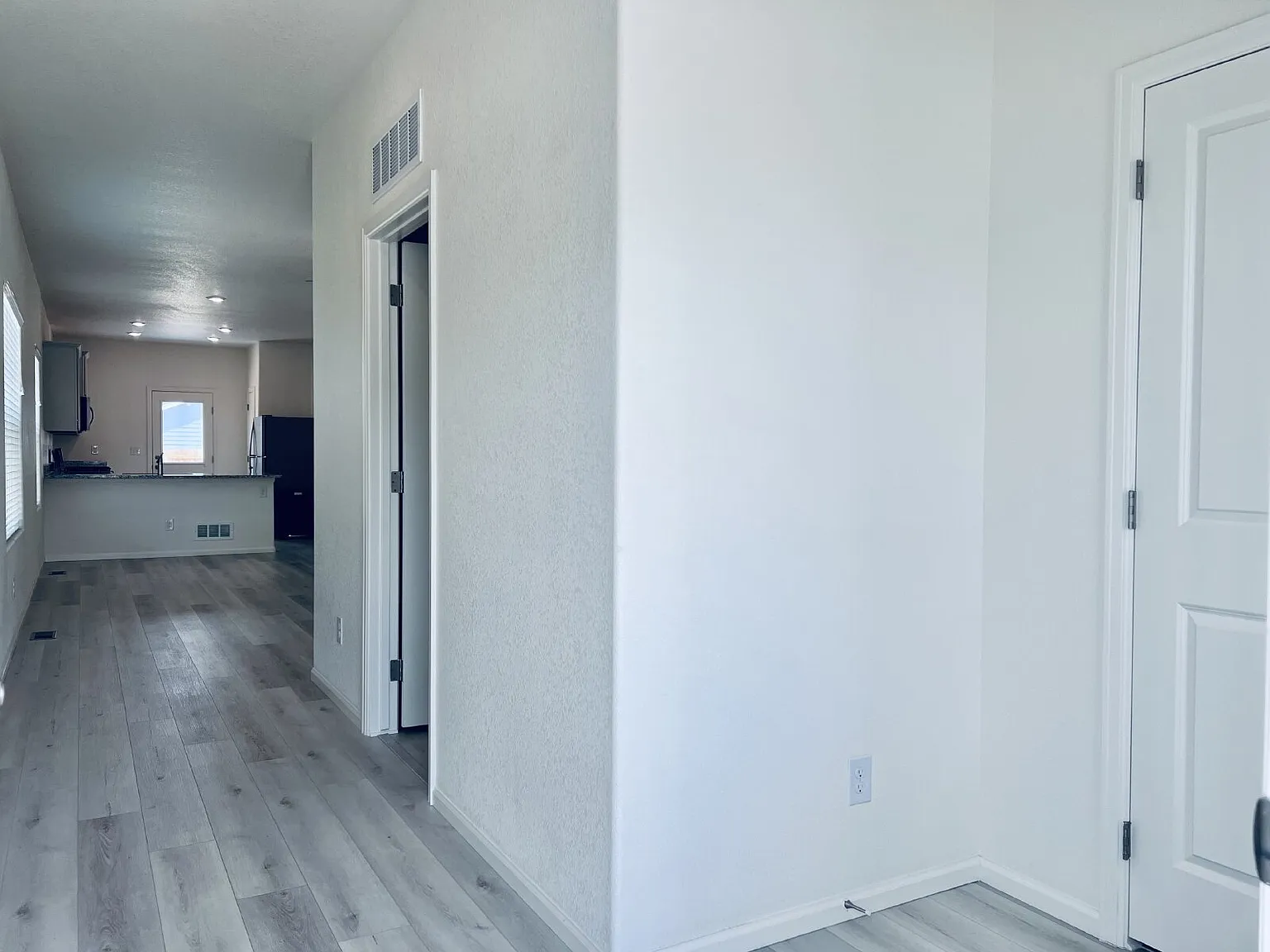 3 bed, 2.0 bath, 1268 sqft, $2,600 — Photo 3