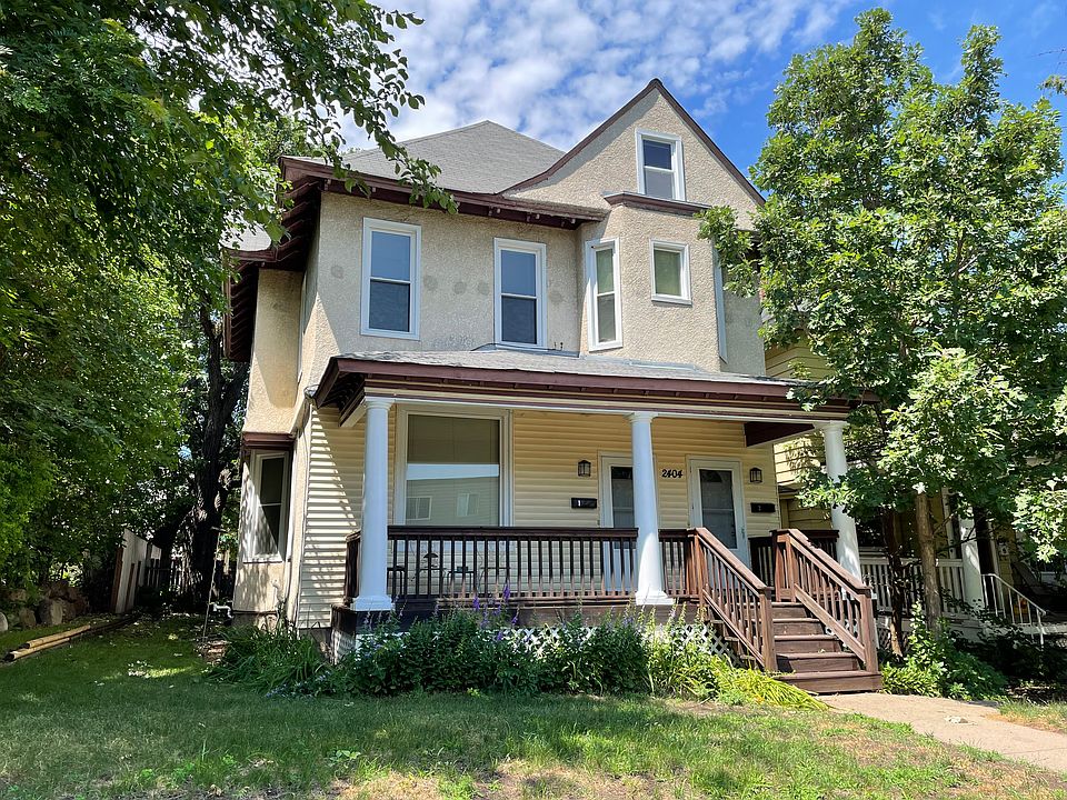 Front of duplex. The door to the right gives direct access to the second floor of apartment 2. There is also a back entrance.
