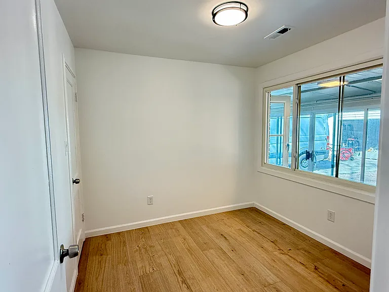 541 E Woodlawn Rd — Photo 6