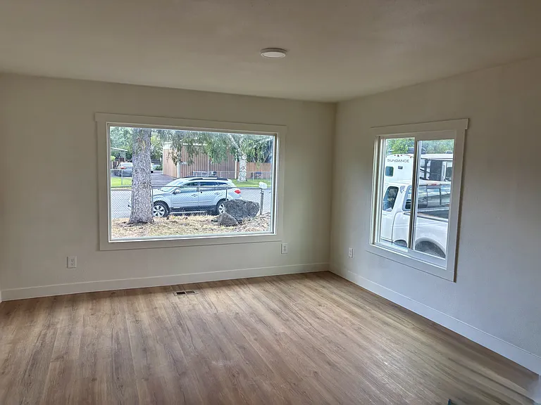 402 N Hodges Rd — Photo 2