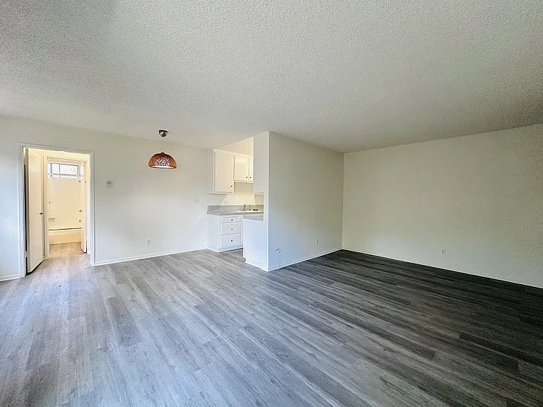Lido Apartments - 10535 Rose Ave — Photo 30
