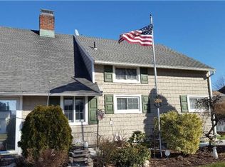 27 Pleasant Ln, Levittown, NY 11756