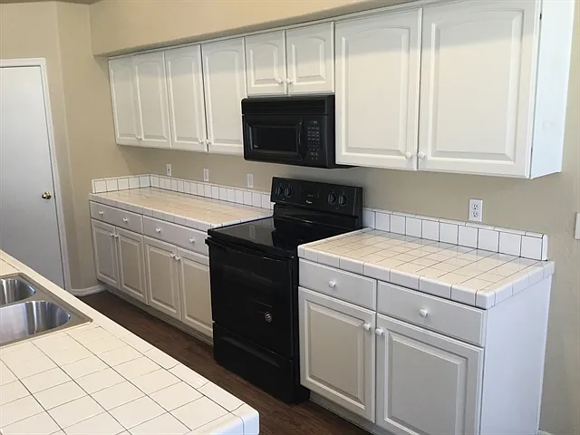9435 W Pierson St — Photo 2