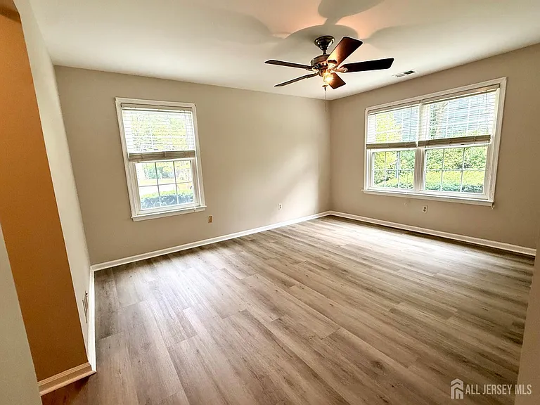 902 Woodhaven Dr — Photo 8