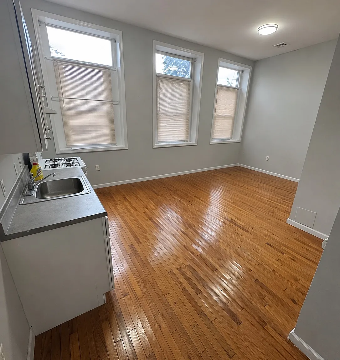 Studio, $1,309 — Photo 3