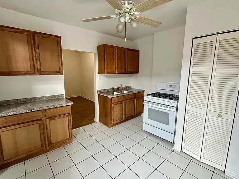 1008 W Argyle St #3E — Photo 13