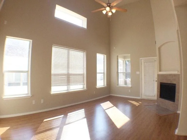 4 bed, 2.5 bath, 2067 sqft, $2,100 — Photo 3