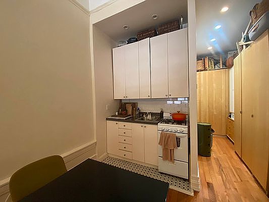 3rd image of 24 W 88th St APT 1