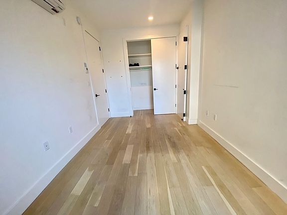 4th image of 961 Willoughby Ave #336