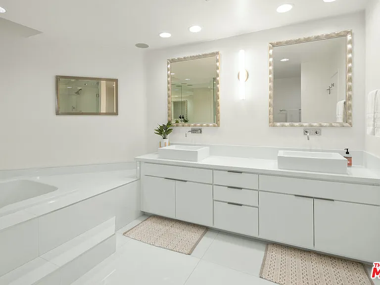 2231 Sunset Plaza Dr — Photo 20